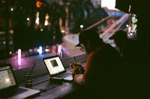 Un bar avec wifi