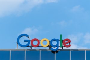 Une enseigne Google sur le toit d'un bâtiment