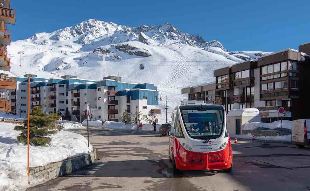 Navette Berto rouge et blanche à Val Thorens