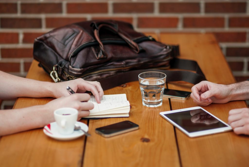 Une table de café avec smartphone et tablette